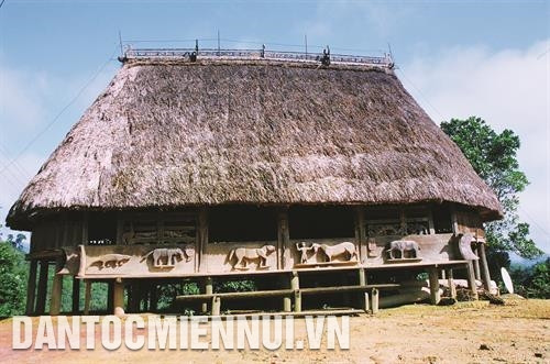 Nhà Gươl ở thôn Pơ Ning, xã Lăng, huyện Tây Giang với nhiều tác phẩm điêu khắc. Ảnh: Trần Tấn Vịnh