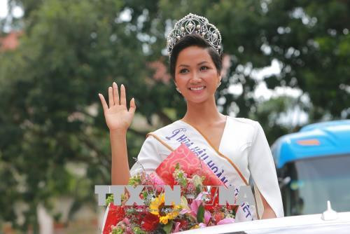 Hoa hậu Hoàn vũ H’Hen Niê về thăm và tham gia các hoạt động cộng đồng tại quê hương Đắk Lắk từ khi đăng quang. Ảnh: TTXVN Hoa hậu Hoàn vũ H’Hen Niê về thăm và tham gia các hoạt động cộng đồng tại quê hương Đắk Lắk từ khi đăng quang. Ảnh: TTXVN