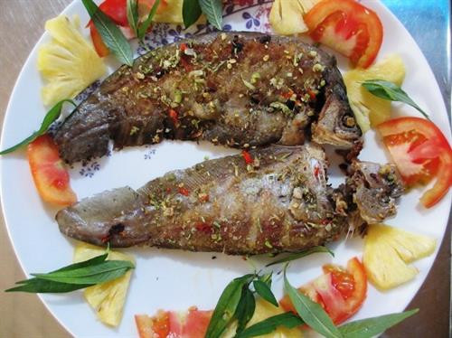 Cá thác lác chiên ròn. Cá thác lác chiên ròn.