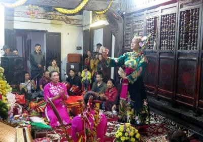 Thực hành nghi lễ hầu đồng tại Phủ Tiên Hương, huyện Vụ Bản, tỉnh Nam Định. Ảnh: Văn Đạt - TTXVN