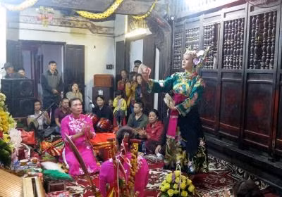 Thực hành nghi lễ hầu đồng tại Phủ Tiên Hương, huyện Vụ Bản, tỉnh Nam Định. Ảnh: Văn Đạt - TTXVN
