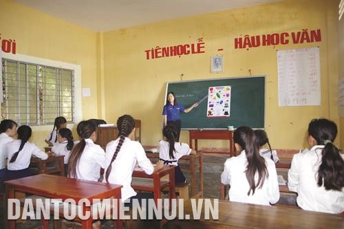 Đội viên trí thức trẻ tình nguyện dạy học hè miễn phí cho con em đồng bào ở xã đảo Tiên Hải, thị xã Hà Tiên.