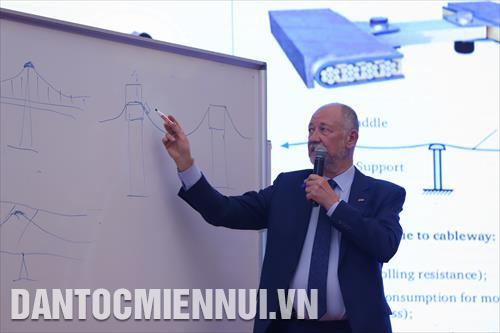 Ông Anatoli Yunitski, Chủ tịch Công ty Công ghệ SkyWay phát biểu tại hội thảo. Ảnh: Phan Đức - TTXVN