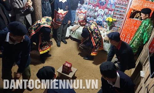 Điệu múa bắt ba ba là điệu múa không thể thiếu trong Tết nhảy của đồng bào Dao. Ảnh: Nam Sương