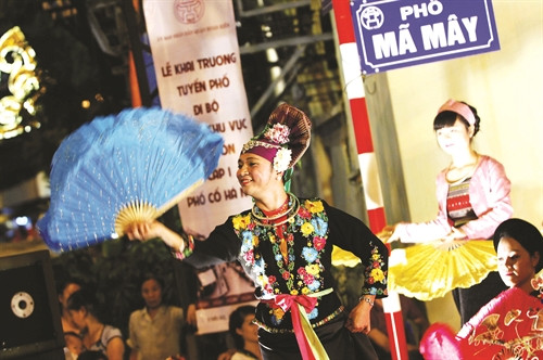 Biểu diễn nghệ thuật hát chầu văn trong không gian phố cổ Hà Nội