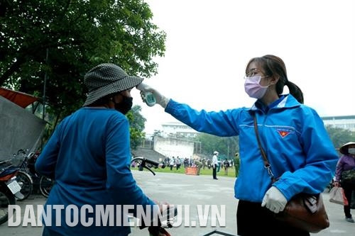 Kiểm tra nhiệt độ trước khi vào nhận gạo.