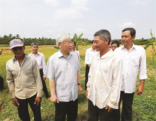 Tổng Bí thư Nguyễn Phú Trọng thăm hỏi nông dân trên cánh đồng lúa bị xâm nhập mặn ở xã Tân Thanh, huyện Giồng Trôm (Bến Tre) Tổng Bí thư Nguyễn Phú Trọng thăm hỏi nông dân trên cánh đồng lúa bị xâm nhập mặn ở xã Tân Thanh, huyện Giồng Trôm (Bến Tre)