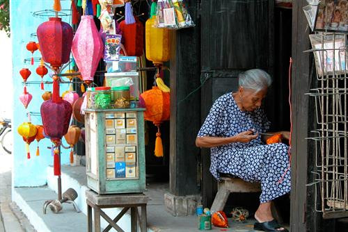 Ðèn lồng ở Hội An có nhiều kích cỡ, nhiều hình thù, từ hình tròn, bát giác, lục giác, hình trái bí, củ tỏi đến những chiếc đèn kéo quân, hình rồng, hình con cá với đủ sắc màu… Ðèn lồng ở Hội An có nhiều kích cỡ, nhiều hình thù, từ hình tròn, bát giác, lục giác, hình trái bí, củ tỏi đến những chiếc đèn kéo quân, hình rồng, hình con cá với đủ sắc màu…