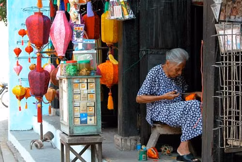 Ðèn lồng ở Hội An có nhiều kích cỡ, nhiều hình thù, từ hình tròn, bát giác, lục giác, hình trái bí, củ tỏi đến những chiếc đèn kéo quân, hình rồng, hình con cá với đủ sắc màu…