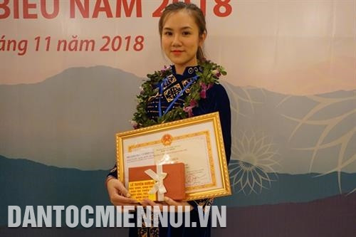 Em Nguyễn Minh Anh, dân tộc Tày đến từ tỉnh Thái Nguyên đã đạt giải Nhì môn Ngữ văn trong kỳ thi HSG Quốc gia năm 2018. Em mong muốn trở thành cô giáo dạy văn để truyền kiến thức cho các em học sinh vùng DTTS và miền núi.