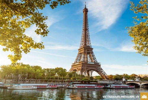 Tháp Eiffel - biểu tượng nổi tiếng nhất nước Pháp được sơn lại 7 năm/lần.