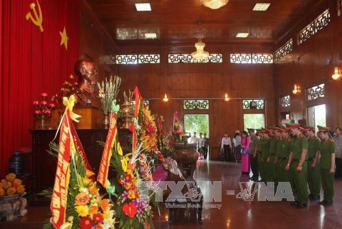 Tháng 5 về thăm quê Bác ảnh 6 Tháng 5 về thăm quê Bác ảnh 6