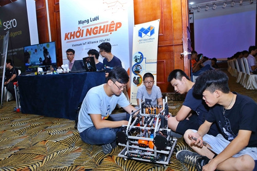 Khách tham quan các gian triển lãm sản phẩm về công nghệ. Ảnh: Minh Quyết – TTXVN Khách tham quan các gian triển lãm sản phẩm về công nghệ. Ảnh: Minh Quyết – TTXVN