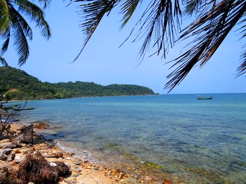 Bãi biển thơ mộng trên đảo. Ảnh: XDAT