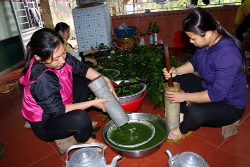 Người giã chè phải nhịp nhàng, tránh để chè và nước văng ra ngoài. Người giã chè phải nhịp nhàng, tránh để chè và nước văng ra ngoài.