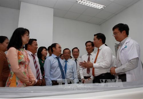 Đồng chí Đinh La Thăng, Ủy viên Bộ Chính trị, Bí thư Thành ủy Thành phố Hồ Chí Minh cùng các đại biểu tham quan Cơ sở 2 Bệnh viện Quận Gò Vấp. Ảnh: Phương Vy-TTXVN. Đồng chí Đinh La Thăng, Ủy viên Bộ Chính trị, Bí thư Thành ủy Thành phố Hồ Chí Minh cùng các đại biểu tham quan Cơ sở 2 Bệnh viện Quận Gò Vấp. Ảnh: Phương Vy-TTXVN.