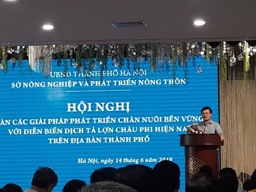 Ông Nguyễn Huy Đăng, Phó Giám đốc Sở Nông nghiệp và Phát triển nông thôn Hà Nội cho rằng: "Hà Nội cần tập trung phát triển chăn nuôi theo vùng, xã trọng điểm và chăn nuôi quy mô lớn ngoài khu dân cư...". Ông Nguyễn Ngọc Sơn, Chi cục trưởng Chi cục Thú y và Chăn nuôi Hà Nội cho biết, tính đến ngày 12/6, dịch tả lợn châu Phi đã làm mắc và tiêu hủy 350.000 con, chiếm 22,5% tổng đàn tại 19.200 hộ nuôi, chiếm 26% tổng hộ chăn nuôi lợn. Quyền Cục trưởng Cục Chăn nuôi Nguyễn Xuân Dương (Bộ Nông nghiệp và Phát triển nông thôn) cho rằng: “Chung sống với dịch bệnh là điều bắt buộc, lẽ tất nhiên. Do đó, các giải pháp ứng phó phải được thực hiện sớm, khẩn trương, đồng bộ hơn để đẩy giá lợn lên. Như vậy, mới tiêu thụ được lợn, giảm thiệt hại cho nông dân và giảm chi phí của Nhà nước trong hỗ trợ tiêu hủy đàn lợn bệnh”.