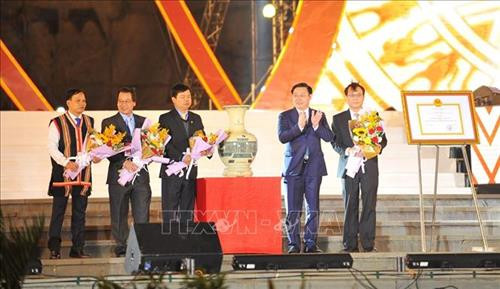 Ủy viên Bộ Chính trị, Phó Thủ tướng Vương Đình Huệ trao Quyết định công nhận thành phố Pleiku hoàn thành nhiệm vụ xây dựng nông thôn mới. Ảnh: Hoài Nam - TTXVN Ủy viên Bộ Chính trị, Phó Thủ tướng Vương Đình Huệ trao Quyết định công nhận thành phố Pleiku hoàn thành nhiệm vụ xây dựng nông thôn mới. Ảnh: Hoài Nam - TTXVN