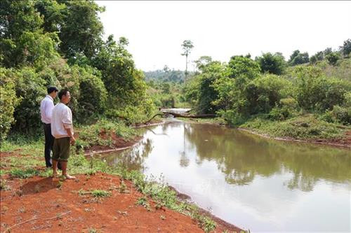 Dòng suối cung cấp nước thô cho công trình cấp nước bon Bu Prăng 2. Ảnh: Ngọc Minh – TTXVN Dòng suối cung cấp nước thô cho công trình cấp nước bon Bu Prăng 2. Ảnh: Ngọc Minh – TTXVN