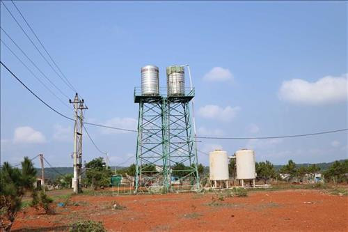 Công trình cấp nước tập trung bon Bu Prăng 2 thường xuyên hết nước vào mùa khô. Ảnh: Ngọc Minh – TTXVN Công trình cấp nước tập trung bon Bu Prăng 2 thường xuyên hết nước vào mùa khô. Ảnh: Ngọc Minh – TTXVN