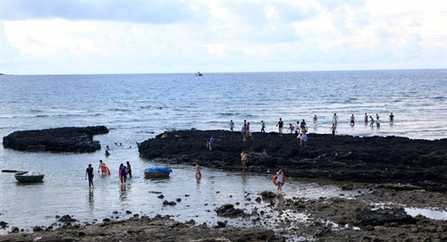 Búng Bà Rí là nơi các hùng binh Hải đội Hoàng Sa luyện tập bơi, lặn trước khi đi thực thi chủ quyền trên hai quần đảo Hoàng Sa và Trường Sa Búng Bà Rí là nơi các hùng binh Hải đội Hoàng Sa luyện tập bơi, lặn trước khi đi thực thi chủ quyền trên hai quần đảo Hoàng Sa và Trường Sa