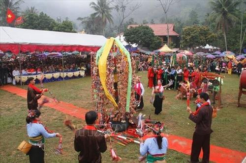 Lễ hội văn hoá - du lịch Bàn Bù thu hút hàng nghìn người dân là cộng đồng các dân tộc Mường, Kinh và du khách tới tham dự. Ảnh Hoa Mai – TTXVN Lễ hội văn hoá - du lịch Bàn Bù thu hút hàng nghìn người dân là cộng đồng các dân tộc Mường, Kinh và du khách tới tham dự. Ảnh Hoa Mai – TTXVN