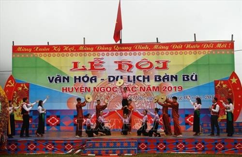 Một tiết mục văn nghệ của các cô gái Mường trong Lễ hội Bàn Bù. Ảnh Hoa Mai – TTXVN Một tiết mục văn nghệ của các cô gái Mường trong Lễ hội Bàn Bù. Ảnh Hoa Mai – TTXVN