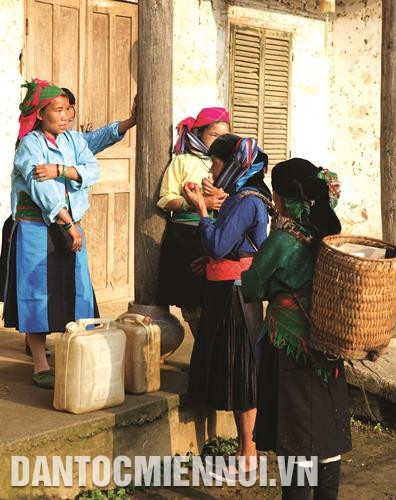 Ngoài mục đích mua bán, trao đổi hàng hóa, chợ phiên còn là nơi trò chuyện, gặp gỡ, giao lưu văn hóa. Ảnh: Khải Hoàn