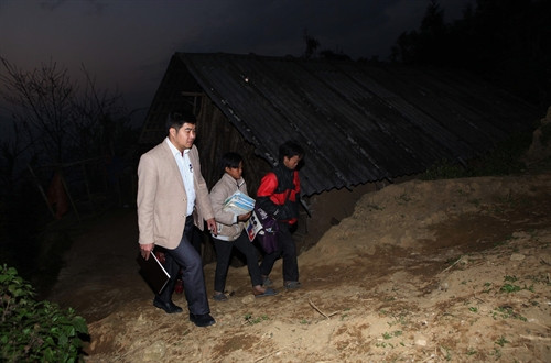 Thầy Trần Văn Duy, Hiệu trưởng Trường PTDTBT Dào San vận động thành công hai học sinh trở lại trường. Thầy Trần Văn Duy, Hiệu trưởng Trường PTDTBT Dào San vận động thành công hai học sinh trở lại trường.