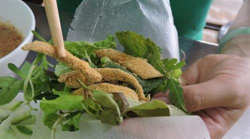 Gỏi cá trích Nam Ô bình dân mà sang trọng ảnh 6 Gỏi cá trích Nam Ô bình dân mà sang trọng ảnh 6