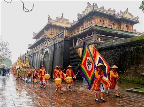 Một nghi lễ rước trong Lễ dựng Nêu. Ảnh: Quốc Việt - TTXVN Một nghi lễ rước trong Lễ dựng Nêu. Ảnh: Quốc Việt - TTXVN