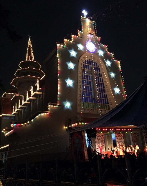 Nhờ thờ dòng Chúa cứu thế ở thành phố Huế (tỉnh Thừa Thiện- Huế) lộng lẫy trong đêm Giáng sinh. Ảnh: Quốc Việt- TTXVN Nhờ thờ dòng Chúa cứu thế ở thành phố Huế (tỉnh Thừa Thiện- Huế) lộng lẫy trong đêm Giáng sinh. Ảnh: Quốc Việt- TTXVN