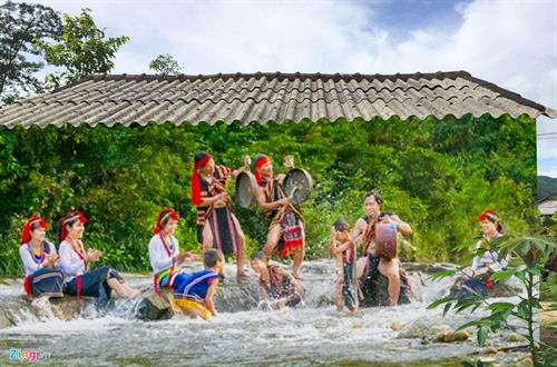 Bản làng thanh bình ở thôn Thọ An, xã Bình An, huyện Bình Sơn (Quảng Ngãi), nơi có làng bích họa độc đáo giữa rừng núi hoang sơ. Nhằm tạo điểm nhấn phát triển du lịch, góp phần cải thiện cuộc sống người dân, huyện Bình Sơn mời nhóm họa sĩ về đi thực địa lấy cảm hứng sáng tác tranh 3D phát sáng ca ngợi tình yêu thiên nhiên, vẻ đẹp truyền thống của đồng bào Cor ở xã Bình An. Bức tranh 3D phát sáng tái hiện không gian hoang sơ thác Tuyền Tung trên bức tường nhà văn hóa thôn Thọ An. Voọc chà vá chân nâu, loài linh trưởng quý hiếm cùng sóc, chim, bướm muôn màu tạo nên bức tranh sống động ở bản làng Bình An. Hoa văn tinh xảo, màu sắc tuyệt đẹp trên cây nêu trong ngày Tết ngã rạ (mừng lúa mới) ở xã Bình An. "Chúng tôi về đây đi khảo sát các dòng suối, ngọn thác, cỏ hoa, chim thú...giữa núi rừng. Anh em ăn ở với dân làng nhiều ngày để lấy cảm hứng vẽ tranh 3D phát sáng tái hiện khung cảnh thiên nhiên hoang sơ và nét đẹp văn hóa truyền thống của đồng bào Cor nơi đây", ông Nguyễn Thanh Tuyên, Trưởng nhóm họa sĩ cho biết. Theo các họa sĩ, dù vùng đất Bình An còn nhiều nghèo khó nhưng đồng bào Cor luôn trân trọng gìn giữ giá trị văn hóa truyền thống, ý thức bảo tồn thiên nhiên núi rừng hoang sơ cho đời sau. Trong ảnh: Phụ nữ Cor gói bánh đót mừng ngày Tết ngã rạ. Ông Tuyên cho rằng, sinh hoạt, giao lưu múa cồng chiêng cùng đồng bào Cor, nhóm họa sĩ đã có nhiều cung bậc cảm xúc đặc biệt về tấm lòng nồng hậu, mộc mạc của dân làng Thọ An. "Đây là chất xúc tác tuyệt vời để chúng tôi hoàn thành những bức tranh thiên nhiên, hồn người sâu lắng giữa núi rừng này", nam họa sĩ tâm sự. Đồng bào dân tộc Cor trong trang phục truyền thống biểu diễn cồng chiêng giữa núi rừng được tái hiện sinh động trên tranh 3D phát sáng ở Thọ An. Các họa sĩ đang hoàn thành bức tranh về khu vườn hoa mai anh đào trên tường nhà dân. Cánh đồng hoa oải hương - Lavender, một trong những loại hoa rất nổi tiếng trên thế giới, đặc biệt là những cánh đồng hoa ở Pháp. Sắc hoa oải hương tím thể hiện tình yêu chung thủy được giới trẻ Việt Nam ưa thích được vẽ trên tường nhà dân nơi đây. Cánh đồng hoa cải nhuộm vàng trên thảo nguyên được tái hiện sống động trên tường nhà dân ở Bình An. Họa sĩ Đỗ Thị Hồng Liên (ngụ TP.HCM), chia sẻ những bức tranh tập trung vào chủ đề cảnh đẹp hoang sơ, hoang dã nơi đây. "Chúng tôi đi khảo sát, ghi lại hình ảnh thực tế 100% trên núi rừng để chuyển tải vào tranh. Nhóm họa sĩ hy vọng những bức tranh 3D phát sáng giới thiệu về phong cảnh thiên nhiên, nét đẹp văn hóa truyền thống của vùng đất này đến với du khách gần, xa ", chị Liên thổ lộ. Những đứa trẻ hồn nhiên bên bức họa 3D phát sáng. Trao đổi với Zing.vn, ông Lý Thọ, Phó chủ tịch UBND huyện Bình Sơn, cho biết địa phương mong muốn mở ra cầu nối đưa du khách đến vùng đất nổi tiếng Thọ An. Do vậy, huyện đã mời nhóm họa sĩ về đây đi khảo sát, tái hiện khung cảnh thiên nhiên hoang sơ, núi rừng lên tranh tạo thêm sản phẩm du lịch. Bức tranh câu cá bên suối Lò To ở thôn Thọ An, xã Bình An. "Địa phương cũng đã lập kế hoạch trồng các loài hoa mai anh đào, phượng tím...; đồng thời phục dựng lại nhà dài (nhà sàn đặc trưng đồng bào Cor), không gian văn hóa cồng chiêng kết nối với tour trải nghiệm tắm suối, thác thúc đẩy phát triển du lịch góp phần cải thiện thu nhập cho người dân nơi đây", ông Thọ nói. Bản làng thanh bình ở thôn Thọ An, xã Bình An, huyện Bình Sơn (Quảng Ngãi), nơi có làng bích họa độc đáo giữa rừng núi hoang sơ. Nhằm tạo điểm nhấn phát triển du lịch, góp phần cải thiện cuộc sống người dân, huyện Bình Sơn mời nhóm họa sĩ về đi thực địa lấy cảm hứng sáng tác tranh 3D phát sáng ca ngợi tình yêu thiên nhiên, vẻ đẹp truyền thống của đồng bào Cor ở xã Bình An. Bức tranh 3D phát sáng tái hiện không gian hoang sơ thác Tuyền Tung trên bức tường nhà văn hóa thôn Thọ An. Voọc chà vá chân nâu, loài linh trưởng quý hiếm cùng sóc, chim, bướm muôn màu tạo nên bức tranh sống động ở bản làng Bình An. Hoa văn tinh xảo, màu sắc tuyệt đẹp trên cây nêu trong ngày Tết ngã rạ (mừng lúa mới) ở xã Bình An. "Chúng tôi về đây đi khảo sát các dòng suối, ngọn thác, cỏ hoa, chim thú...giữa núi rừng. Anh em ăn ở với dân làng nhiều ngày để lấy cảm hứng vẽ tranh 3D phát sáng tái hiện khung cảnh thiên nhiên hoang sơ và nét đẹp văn hóa truyền thống của đồng bào Cor nơi đây", ông Nguyễn Thanh Tuyên, Trưởng nhóm họa sĩ cho biết. Theo các họa sĩ, dù vùng đất Bình An còn nhiều nghèo khó nhưng đồng bào Cor luôn trân trọng gìn giữ giá trị văn hóa truyền thống, ý thức bảo tồn thiên nhiên núi rừng hoang sơ cho đời sau. Trong ảnh: Phụ nữ Cor gói bánh đót mừng ngày Tết ngã rạ. Ông Tuyên cho rằng, sinh hoạt, giao lưu múa cồng chiêng cùng đồng bào Cor, nhóm họa sĩ đã có nhiều cung bậc cảm xúc đặc biệt về tấm lòng nồng hậu, mộc mạc của dân làng Thọ An. "Đây là chất xúc tác tuyệt vời để chúng tôi hoàn thành những bức tranh thiên nhiên, hồn người sâu lắng giữa núi rừng này", nam họa sĩ tâm sự. Đồng bào dân tộc Cor trong trang phục truyền thống biểu diễn cồng chiêng giữa núi rừng được tái hiện sinh động trên tranh 3D phát sáng ở Thọ An. Các họa sĩ đang hoàn thành bức tranh về khu vườn hoa mai anh đào trên tường nhà dân. Cánh đồng hoa oải hương - Lavender, một trong những loại hoa rất nổi tiếng trên thế giới, đặc biệt là những cánh đồng hoa ở Pháp. Sắc hoa oải hương tím thể hiện tình yêu chung thủy được giới trẻ Việt Nam ưa thích được vẽ trên tường nhà dân nơi đây. Cánh đồng hoa cải nhuộm vàng trên thảo nguyên được tái hiện sống động trên tường nhà dân ở Bình An. Họa sĩ Đỗ Thị Hồng Liên (ngụ TP.HCM), chia sẻ những bức tranh tập trung vào chủ đề cảnh đẹp hoang sơ, hoang dã nơi đây. "Chúng tôi đi khảo sát, ghi lại hình ảnh thực tế 100% trên núi rừng để chuyển tải vào tranh. Nhóm họa sĩ hy vọng những bức tranh 3D phát sáng giới thiệu về phong cảnh thiên nhiên, nét đẹp văn hóa truyền thống của vùng đất này đến với du khách gần, xa ", chị Liên thổ lộ. Những đứa trẻ hồn nhiên bên bức họa 3D phát sáng. Trao đổi với Zing.vn, ông Lý Thọ, Phó chủ tịch UBND huyện Bình Sơn, cho biết địa phương mong muốn mở ra cầu nối đưa du khách đến vùng đất nổi tiếng Thọ An. Do vậy, huyện đã mời nhóm họa sĩ về đây đi khảo sát, tái hiện khung cảnh thiên nhiên hoang sơ, núi rừng lên tranh tạo thêm sản phẩm du lịch. Bức tranh câu cá bên suối Lò To ở thôn Thọ An, xã Bình An. "Địa phương cũng đã lập kế hoạch trồng các loài hoa mai anh đào, phượng tím...; đồng thời phục dựng lại nhà dài (nhà sàn đặc trưng đồng bào Cor), không gian văn hóa cồng chiêng kết nối với tour trải nghiệm tắm suối, thác thúc đẩy phát triển du lịch góp phần cải thiện thu nhập cho người dân nơi đây", ông Thọ nói.