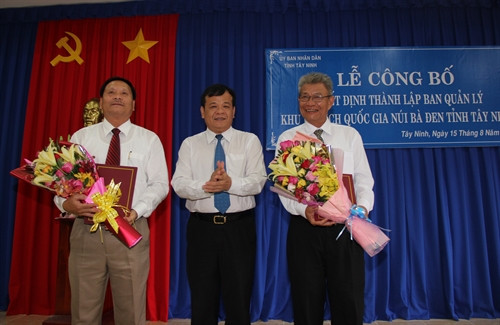 Chủ tịch UBND tỉnh Tây Ninh Phạm Văn Tân trao Quyết định thành lập Ban Quản lý Khu du lịch Quốc gia núi Bà Đen. Ảnh: Lê Đức Hoảnh - TTXVN Chủ tịch UBND tỉnh Tây Ninh Phạm Văn Tân trao Quyết định thành lập Ban Quản lý Khu du lịch Quốc gia núi Bà Đen. Ảnh: Lê Đức Hoảnh - TTXVN