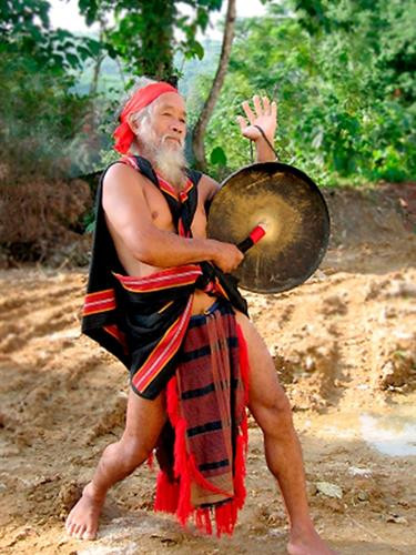 Già làng Hồ Văn Dinh dân tộc Ca Dong thể hiện làn điệu dân ca k’cheo truyền thống qua tiếng chiêng của mình. Già làng Hồ Văn Dinh dân tộc Ca Dong thể hiện làn điệu dân ca k’cheo truyền thống qua tiếng chiêng của mình.