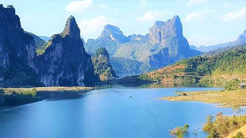 Dãy núi Hoàng Liên Sơn. Ảnh: thanuyen.laichau.gov.vn Dãy núi Hoàng Liên Sơn. Ảnh: thanuyen.laichau.gov.vn