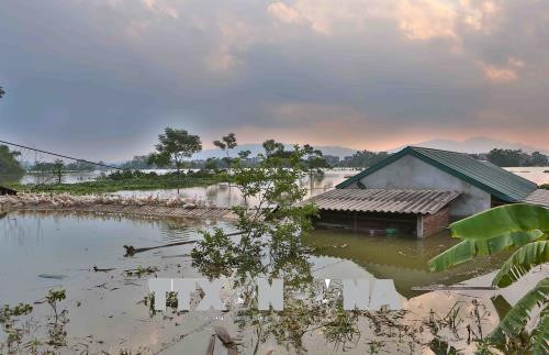 Những ngôi nhà ngập đến mái tại thôn Cấn Thượng. Ảnh: Thành Đạt – TTXVN Những ngôi nhà ngập đến mái tại thôn Cấn Thượng. Ảnh: Thành Đạt – TTXVN