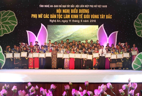 Các cá nhân có thành tích xuất sắc trong phát triển kinh tế - xã hội vùng Tây Bắc nhận Bằng khen của Hội Liên hiệp Phụ nữ Việt Nam. Ảnh: Thanh Tùng-TTXVN Các cá nhân có thành tích xuất sắc trong phát triển kinh tế - xã hội vùng Tây Bắc nhận Bằng khen của Hội Liên hiệp Phụ nữ Việt Nam. Ảnh: Thanh Tùng-TTXVN