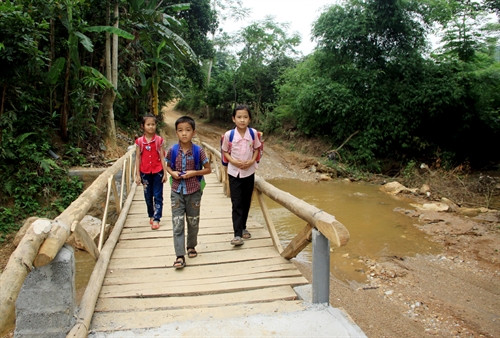 Cây cầu bắc qua suối giúp các em nhỏ an tâm hơn khi tới trường. Cây cầu bắc qua suối giúp các em nhỏ an tâm hơn khi tới trường.