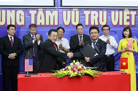 Lễ ký thỏa thuận hợp tác giữa Trung tâm Vệ tinh Quốc gia và Tập đoàn IMSG (Hoa Kỳ). Ảnh: Bộ KH&CN Lễ ký thỏa thuận hợp tác giữa Trung tâm Vệ tinh Quốc gia và Tập đoàn IMSG (Hoa Kỳ). Ảnh: Bộ KH&CN