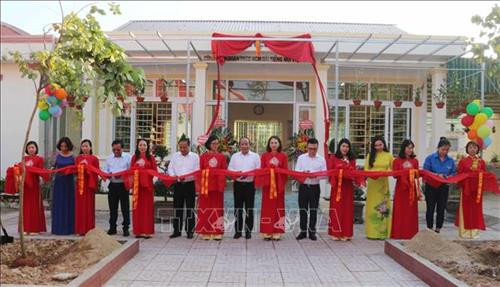Các đại biểu cắt băng khánh thành Thư viện xanh và Tủ sách Đinh Hữu Dư tại Trường THCS Đức Thành (Nghệ An). Ảnh: Nguyễn Oanh-TTXVN Các đại biểu cắt băng khánh thành Thư viện xanh và Tủ sách Đinh Hữu Dư tại Trường THCS Đức Thành (Nghệ An). Ảnh: Nguyễn Oanh-TTXVN