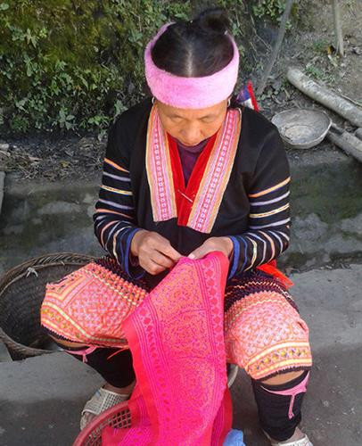 Vẽ hoa văn sáp ong trên vải đòi hỏi sự cầu kì, tỉ mỉ trong từng đường nét.