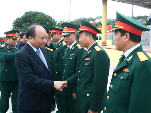 Thủ tướng Nguyễn Xuân Phúc với các cán bộ chỉ huy Lữ đoàn bộ binh phòng thủ đảo 242, Quân khu 3 (Bộ Quốc phòng) tại tỉnh Quảng Ninh.Ảnh: Thống Nhất-TTXVN