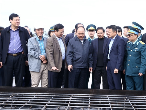 Thủ tướng Nguyễn Xuân Phúc thăm, kiểm tra tiến độ xây dựng đường cất cánh, hạ cánh thuộc dự án xây dựng cảng hàng không Quảng Ninh tại xã Đoàn kết, huyện Vân Đồn, tỉnh Quảng Ninh.Ảnh: Thống Nhất-TTXVN