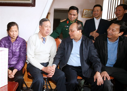 Trong chuyến thăm và làm việc tại tỉnh Quảng Ninh, sáng 22/12/2016, Thủ tướng Nguyễn Xuân Phúc đến thăm và tặng quà ông Nguyễn Văn Tý (thị trấn Cái Rồng, huyện Vân Đồn), thương binh hạng 1 và bị nhiễm chất độc hóa học. Ảnh: Thống Nhất-TTXVN