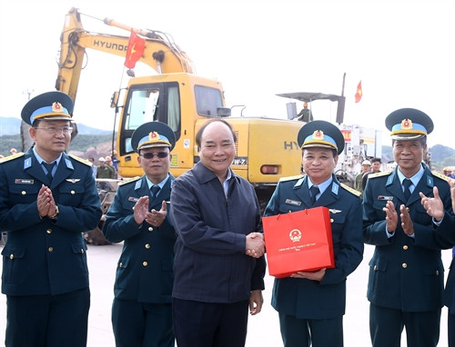 Trong chuyến thăm và làm việc tại tỉnh Quảng Ninh, sáng 22/12/2016, Thủ tướng Nguyễn Xuân Phúc đến thăm và tặng quà công nhân xây dựng cảng hàng không Quảng Ninh (xã Đoàn kết, huyện Vân Đồn) .Ảnh: Thống Nhất-TTXVN