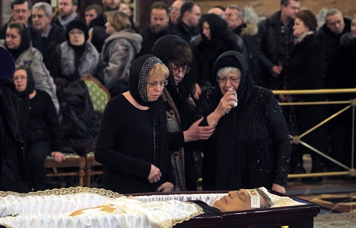 Bà quả phụ Marina Karlova (trái) và mẹ Đại sứ Andrey Karlov, bà Maria (phải) tưởng niệm bên thi hài ông Andrey Karlov tại Moskva ngày 22/12. EPA/ TTXVN