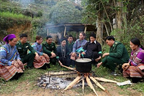 Bộ đội Đồn Biên phòng Si Ma Cai nấu bánh trưng với bà con dân tộc xã Nàn Sán. Ảnh: Quốc Khánh - TTXVN Bộ đội Đồn Biên phòng Si Ma Cai nấu bánh trưng với bà con dân tộc xã Nàn Sán. Ảnh: Quốc Khánh - TTXVN