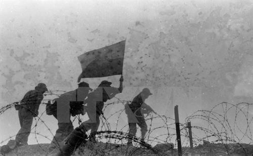 Các chiến sỹ giải phóng phất cờ chiến thắng trên nóc lô cốt địch ở điểm cao 365 (Quảng Trị) ngày 30/3/1972. Ảnh: Tư liệu TTXVN Các chiến sỹ giải phóng phất cờ chiến thắng trên nóc lô cốt địch ở điểm cao 365 (Quảng Trị) ngày 30/3/1972. Ảnh: Tư liệu TTXVN