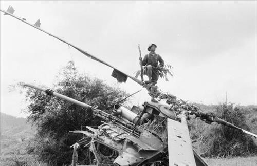 Xác máy bay Mỹ bị quân giải phóng bắn rơi trong chiến dịch Đường 9 - Khe Sanh. Ảnh tư liệu: TTXVN Xác máy bay Mỹ bị quân giải phóng bắn rơi trong chiến dịch Đường 9 - Khe Sanh. Ảnh tư liệu: TTXVN